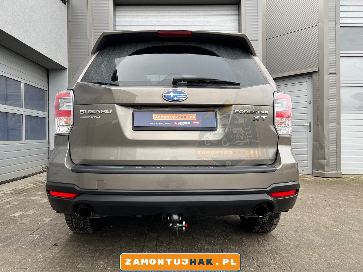 zdjecie samochodu osobowego subaru forester z zamontowanym hakiem holowniczym westfalia a40v w profesjonalnym serwisie hakow holowniczych w poznaniu zdjecie pokazuje hak holowniczy westfalia w samochodzie subaru